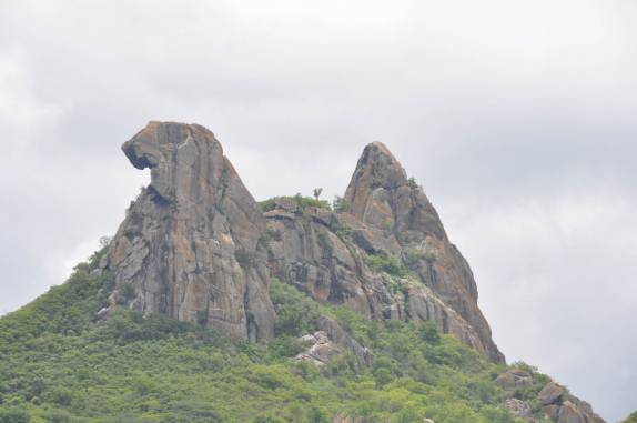 A famosa pedra da Galinha Choca, em Quixadá, no sertão do Ceará